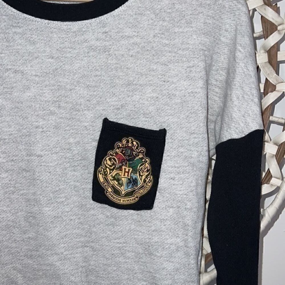 Harry Potter Hogwarts long sleeve crewneck sweatshirt size xsmall - Picture 2 of 5